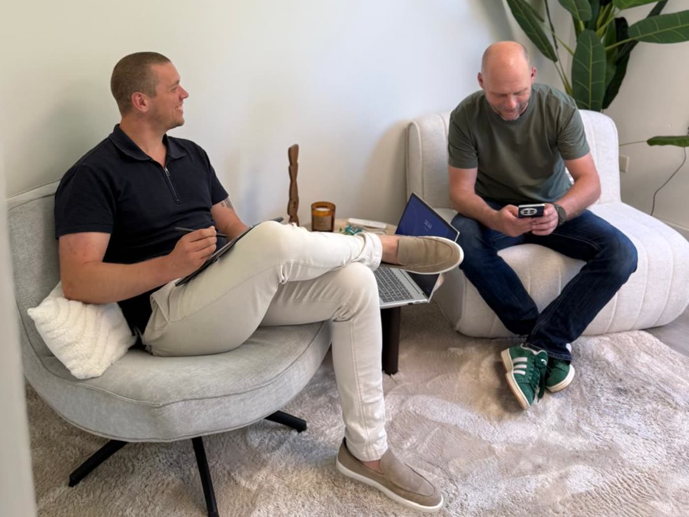 Mitchel Verweij en Remmelt Luijendijk in gesprek op kantoor